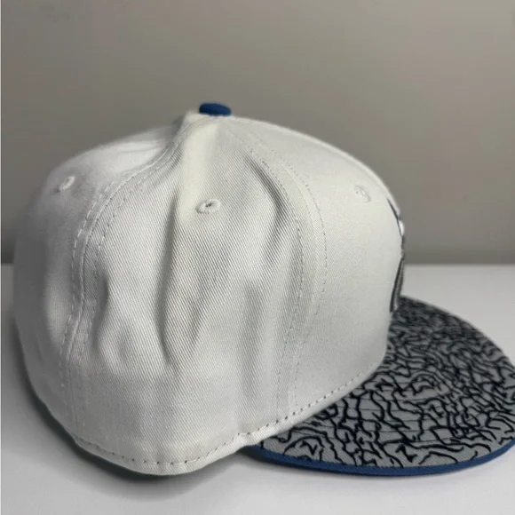 Chicago Bulls White & Blue Elephant Print Fitted New Era Hat Size 7 1/2 - Picture 4 of 8
